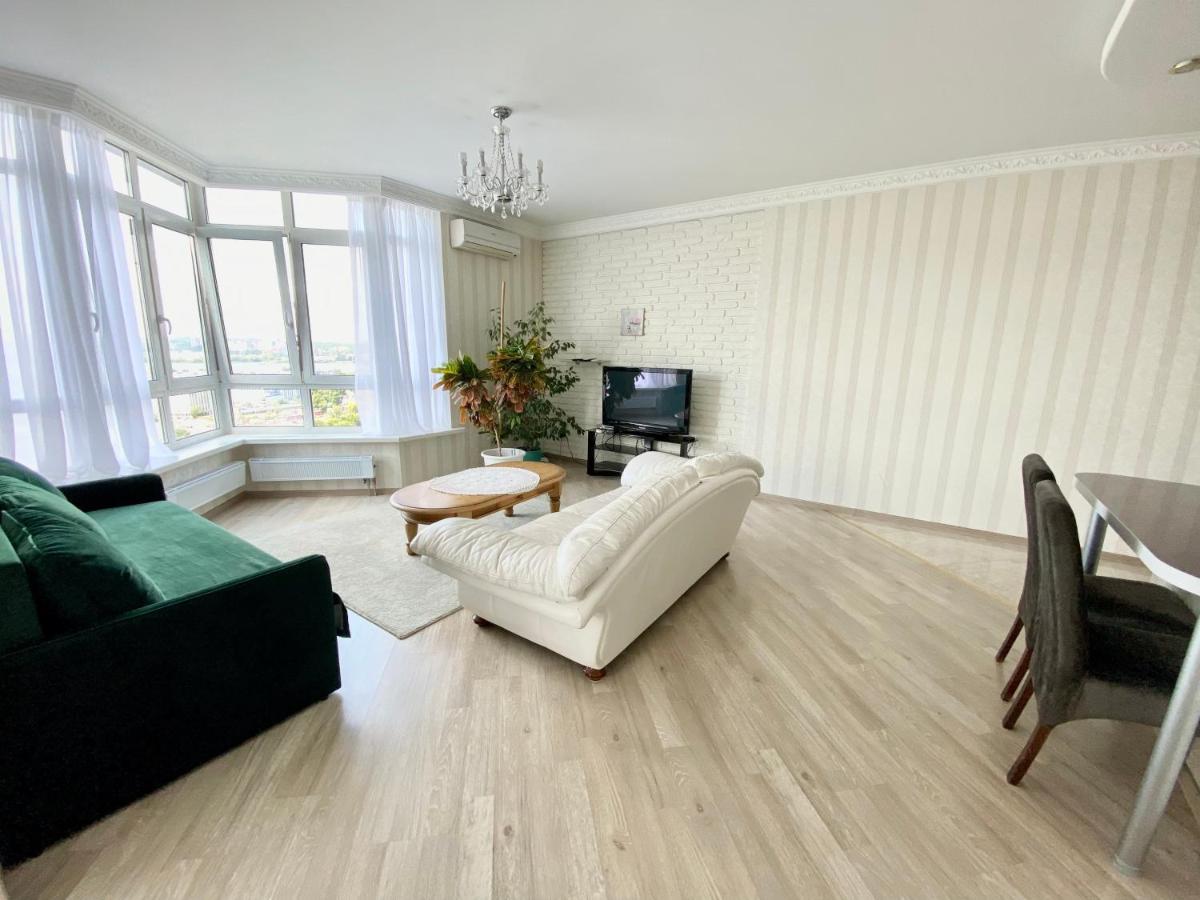 Apartments With Dnipro View เคียฟ ภายนอก รูปภาพ